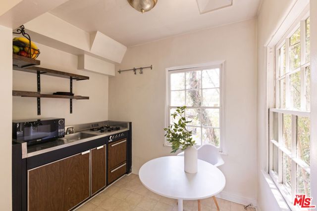 306 AMALFI Drive, Santa Monica CA: https://media.crmls.org/mediaz/a09ad6a4-cc0c-4d02-986a-6db3db939887.jpg