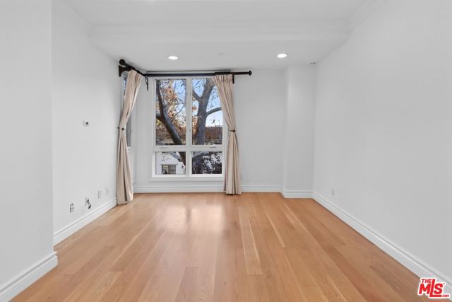 121 N Almont Drive, Beverly Hills CA: https://media.crmls.org/mediaz/a09b5250-48cf-4cde-87c8-0286276ed6c7.jpg