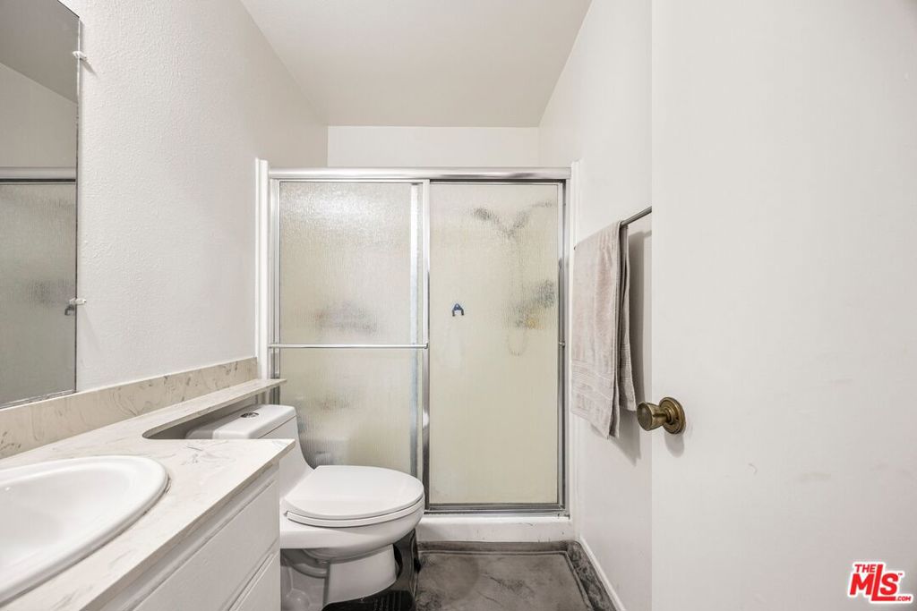 https://media.crmls.org/mediaz/a09cc7c4-b483-433a-b290-755e3d7b3636.jpg?preset=X-Large