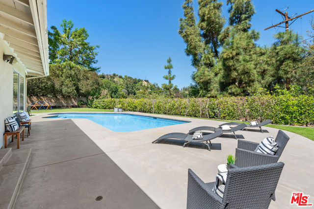 4450 Coronet Drive, Encino CA: https://media.crmls.org/mediaz/a09d173b-cac4-4869-8ab0-4d60b8ecd183.jpg