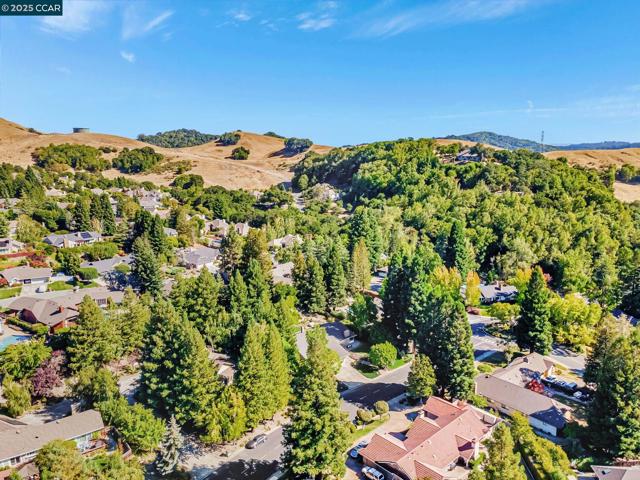 38 Sanders Ranch Rd, Moraga CA: https://media.crmls.org/mediaz/a0a0af9f-4f33-495f-a483-6b4117eac9e1.jpg