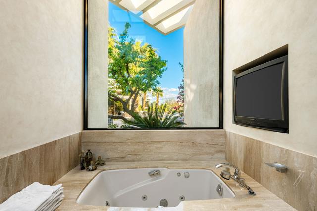 79235 Tom Fazio N Lane, La Quinta CA: https://media.crmls.org/mediaz/a0a131a2-20f2-42bc-b09e-709302cc1920.jpg