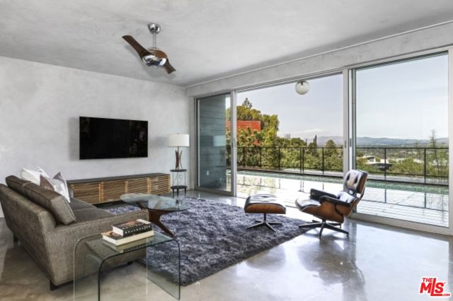 11462 LAURELCREST Road, Studio City CA: https://media.crmls.org/mediaz/a0a2327e-bea0-4647-b269-038fdb5b4f7c.jpg
