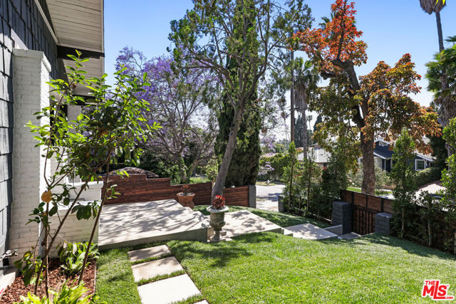 1644 Golden Gate Avenue, Los Angeles CA: https://media.crmls.org/mediaz/a0a241f8-7cef-4bcb-9b91-1fdb064b3951.jpg