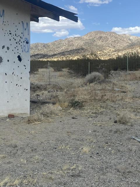 128 Caspers Road, Landers CA: https://media.crmls.org/mediaz/a0a27f7d-3cd7-45f4-a72b-77b5805d5849.jpg