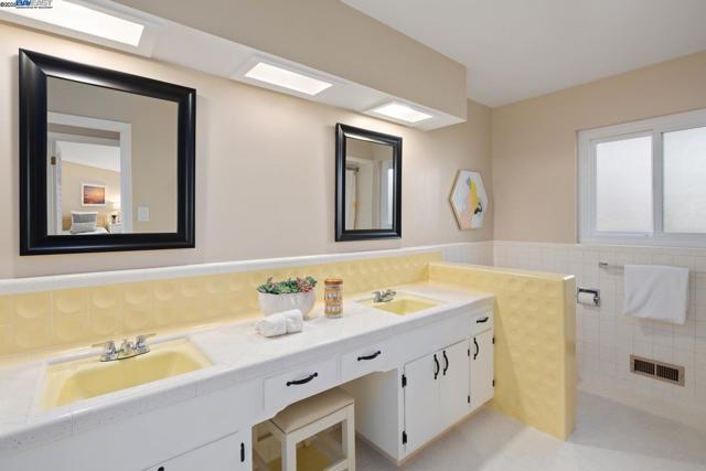 2567 Humboldt, San Leandro CA: https://media.crmls.org/mediaz/a0a3b5c7-4949-4299-8370-68b0fafc845f.jpg