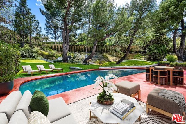 2925 Dona Susana Drive, Studio City CA: https://media.crmls.org/mediaz/a0a3b622-a664-4813-a642-c622b9d0efa7.jpg