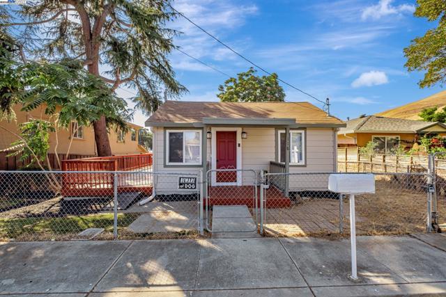 118 Sycamore St, Fremont CA: https://media.crmls.org/mediaz/a0a49f34-1300-472f-b73e-9a0173c8849a.jpg