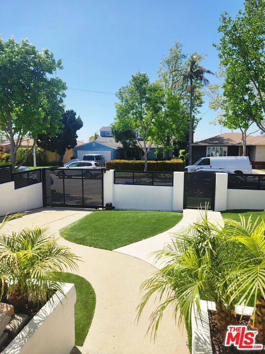 6130 Flores Avenue, Los Angeles CA: https://media.crmls.org/mediaz/a0a4aa14-dd53-41fb-8ebe-76ea74a1fea1.jpg