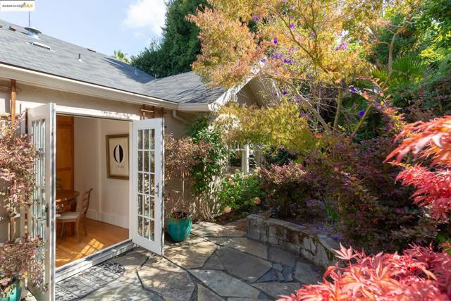 541 Boulevard Way, Piedmont CA: https://media.crmls.org/mediaz/a0a4d49b-7294-47ac-bb55-ef3a833342da.jpg