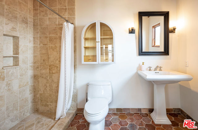 791 Nyes Place, Laguna Beach CA: https://media.crmls.org/mediaz/a0a5d848-76de-42a4-aca2-4500b138a07d.jpg