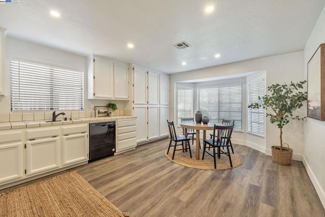 1070 Porter Dr, Roseville CA: https://media.crmls.org/mediaz/a0a6c1e5-92fd-448e-9cdb-46dde966b2f0.jpg