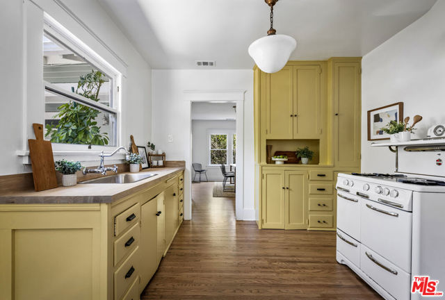 5928 Meridian Street, Los Angeles CA: https://media.crmls.org/mediaz/a0a70f17-3211-49d5-8313-5c6b2018bd60.jpg