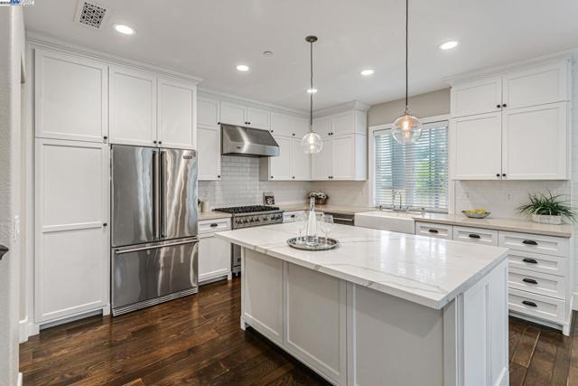 43150 Calle Familia, Fremont CA: https://media.crmls.org/mediaz/a0a781b6-adb6-4cff-bb3e-41a14dadd90d.jpg