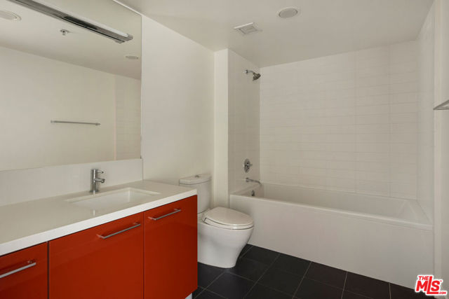901 S Flower Street, Los Angeles CA: https://media.crmls.org/mediaz/a0a7f759-5882-45ca-a488-971c4d7ebeb2.jpg