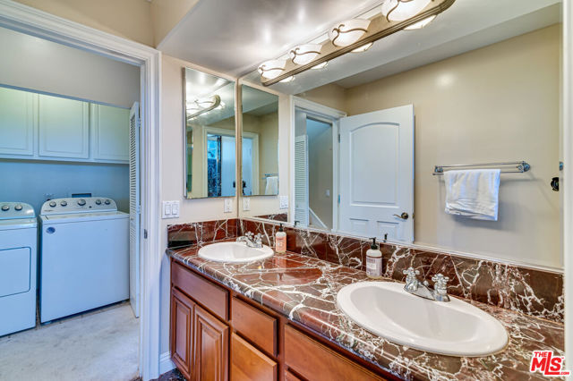 1008 Harbor Crossing Lane, Marina del Rey CA: https://media.crmls.org/mediaz/a0a8cec2-60a0-4381-be80-d6bab61a2620.jpg