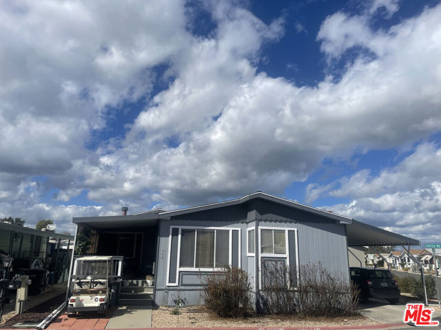 5001 W Florida Avenue, Hemet CA: https://media.crmls.org/mediaz/a0a996f3-f7e9-4d4e-8e46-0a20618720b4.jpg