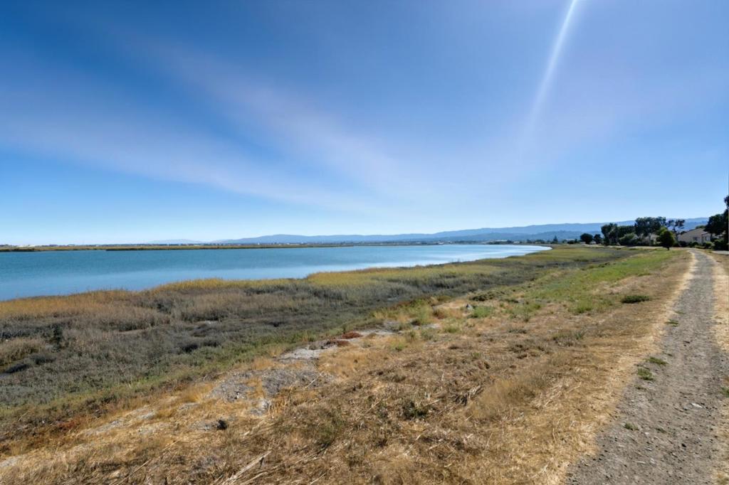 https://media.crmls.org/mediaz/a0a9dc5f-71e7-47a1-886b-09c98f021dd4.jpg?preset=X-Large