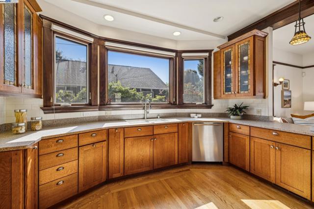 1335 Grove St, Alameda CA: https://media.crmls.org/mediaz/a0aaf151-2b8a-4d9b-8bed-aad74378054e.jpg