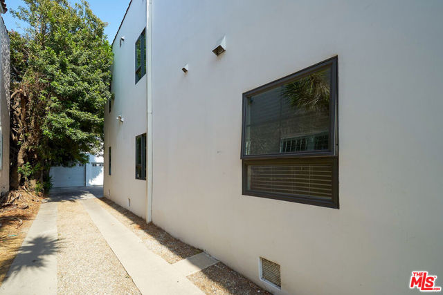 614 N Genesee Avenue, Los Angeles CA: https://media.crmls.org/mediaz/a0ab01ad-f88f-456f-907d-aee3d296f3f0.jpg