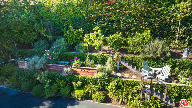 27040 Malibu Cove Colony Drive, Malibu CA: https://media.crmls.org/mediaz/a0ab40cc-104e-44cb-ac65-1fbe288522e9.jpg