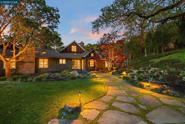 15 Cascade Ln, Orinda CA: https://media.crmls.org/mediaz/a0abf9e5-8e5f-4f7a-b1f9-cea6a980bf8f.jpg