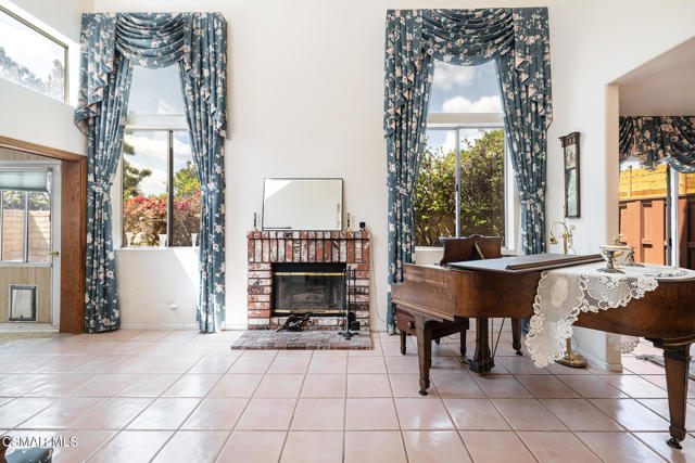 1475 Clayton Way, Simi Valley CA: https://media.crmls.org/mediaz/a0adcba6-5011-4f4e-81e1-2dd04b9337b6.jpg