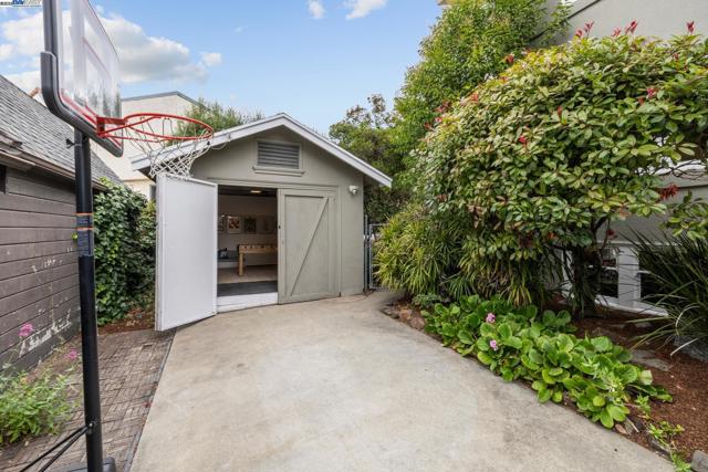 6040 LAWTON AVENUE, Oakland CA: https://media.crmls.org/mediaz/a0ae662a-3d1d-44ee-9c42-3376ff7405d1.jpg