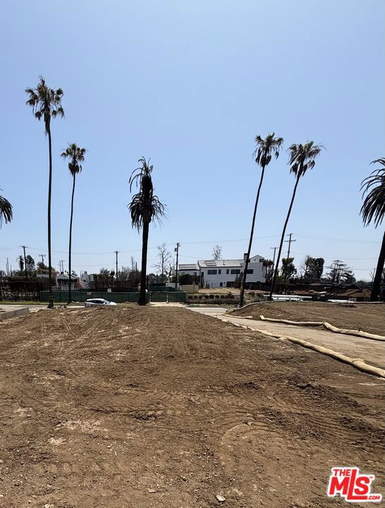 425 Swarthmore Avenue, Pacific Palisades CA: https://media.crmls.org/mediaz/a0b01666-3816-4ce8-b015-112d26cabe1d.jpg