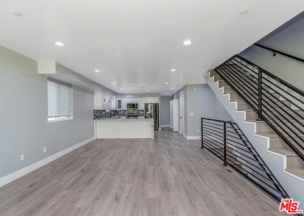 1947 N Vista Del Mar Avenue