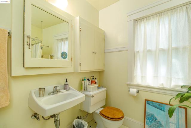 318 Washington Avenue, Richmond CA: https://media.crmls.org/mediaz/a0b16441-1366-4baa-a498-2f55ee6efbc5.jpg
