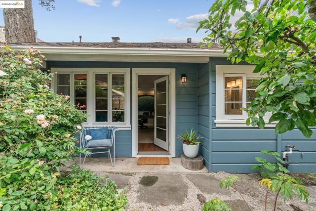5550 Snake Road, Oakland CA: https://media.crmls.org/mediaz/a0b2c38f-1e8e-4a8a-9990-4616d1322702.jpg