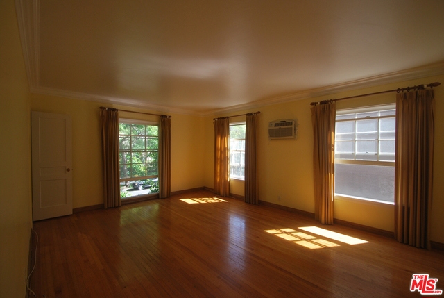 325 PALM Drive, Beverly Hills CA: https://media.crmls.org/mediaz/a0b2fa2e-2345-4b71-8568-66fdfb844248.jpg