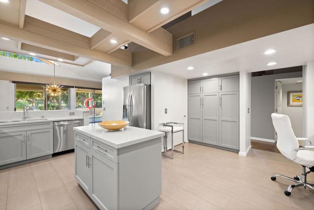 267 Kavenish W Drive, Rancho Mirage CA: https://media.crmls.org/mediaz/a0b3901b-2bfc-4d09-9d86-89ba09bfb24c.jpg