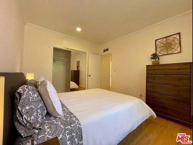 1111 11th Street, Santa Monica CA: https://media.crmls.org/mediaz/a0b3a43b-06ed-46e6-a93d-0291958cce90.jpg