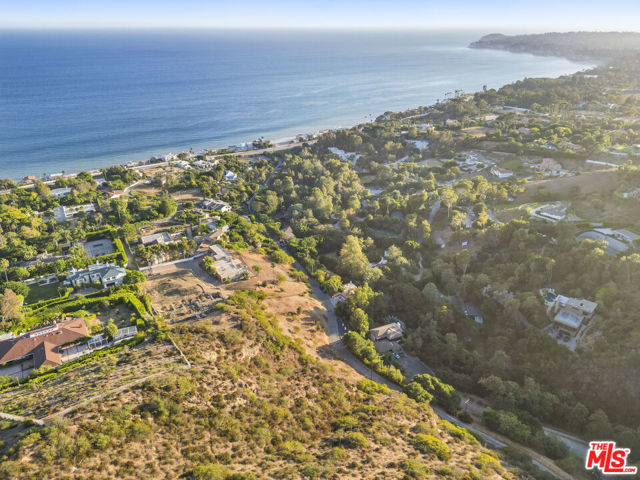 27061 Sea Vista Drive, Malibu CA: https://media.crmls.org/mediaz/a0b4bdc3-c55e-499a-90b9-5873a266952f.jpg