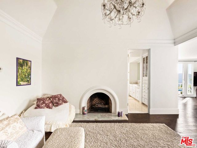 2113 Stoney Hill Road, Los Angeles CA: https://media.crmls.org/mediaz/a0b4f0ef-2039-4d94-a49d-e86e1794c741.jpg