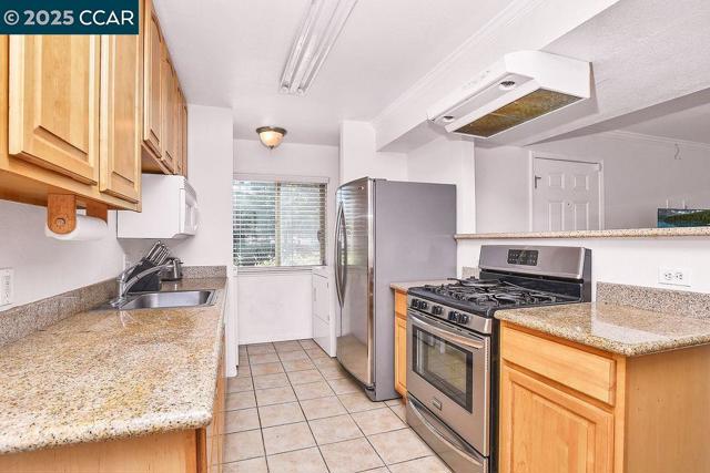 1255 Lakeview Cir, Pittsburg CA: https://media.crmls.org/mediaz/a0b89056-9b7d-4a5f-8e5c-7c64d4b36c99.jpg