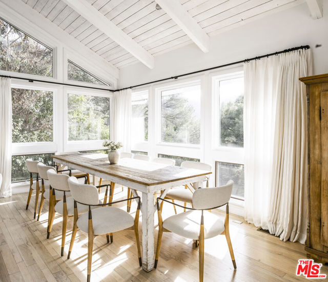 554 Mountain Green Drive, Calabasas CA: https://media.crmls.org/mediaz/a0b96faa-c817-4548-9292-29e4edf6c1d0.jpg