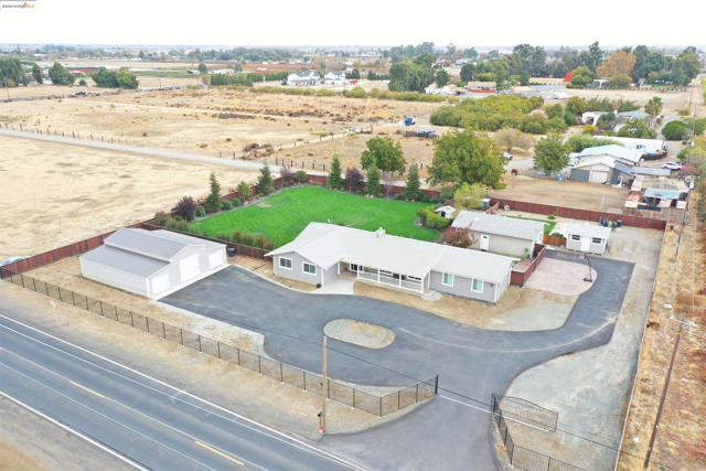 4828 Sellers Ave, Brentwood CA: https://media.crmls.org/mediaz/a0b99519-84dc-4c89-9726-fb5c81f189f4.jpg