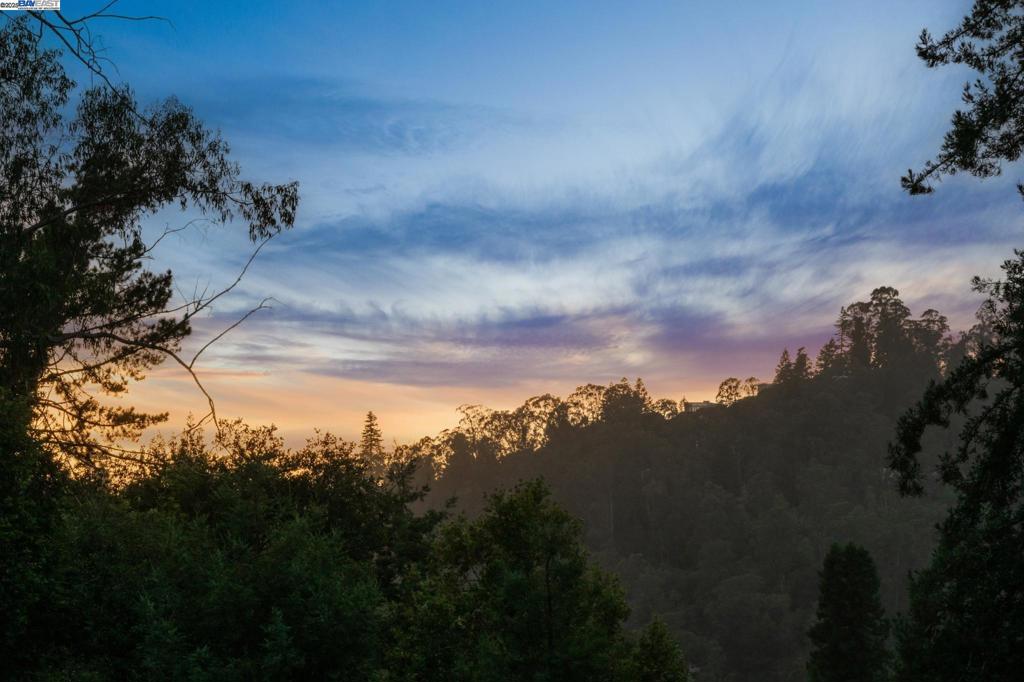 https://media.crmls.org/mediaz/a0b9bdd7-5638-4296-b70c-2162fb46e35d.jpg?preset=X-Large