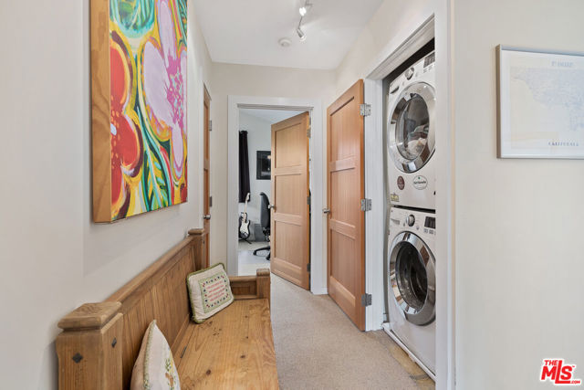 2439 Glyndon Avenue, Venice CA: https://media.crmls.org/mediaz/a0bb2029-6261-4b1d-8130-f28fbea009f1.jpg