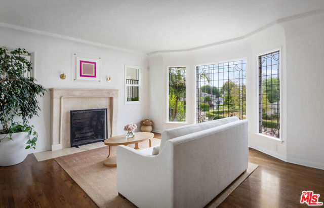 13324 Valley Vista Boulevard, Sherman Oaks CA: https://media.crmls.org/mediaz/a0bb283d-e54d-47b8-a0fe-ca6917d08ee1.jpg