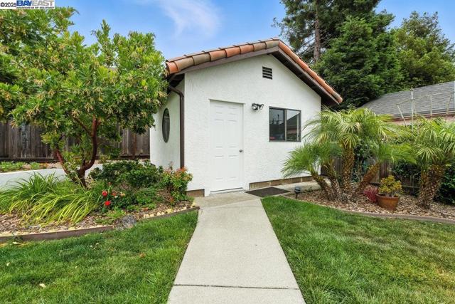 21798 Independent School Rd, Castro Valley CA: https://media.crmls.org/mediaz/a0bb8275-a352-4147-94bd-84e022f65374.jpg