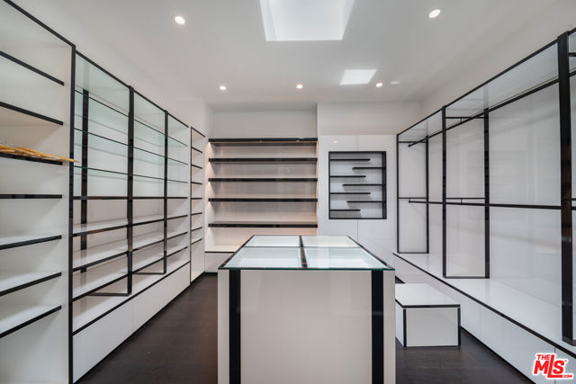 511 N Rexford Drive, Beverly Hills CA: https://media.crmls.org/mediaz/a0bd857f-66f5-4776-a836-095215ba2b2d.jpg