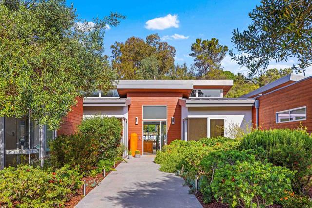 6672 Avenida Andorra, La Jolla CA: https://media.crmls.org/mediaz/a0be5b1d-2d94-4d2c-a07f-a83ef95dada5.jpg