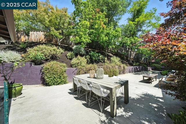 1341 Juanita Dr, Lafayette CA: https://media.crmls.org/mediaz/a0becd0f-7249-4ad4-a311-a8e5a115715a.jpg
