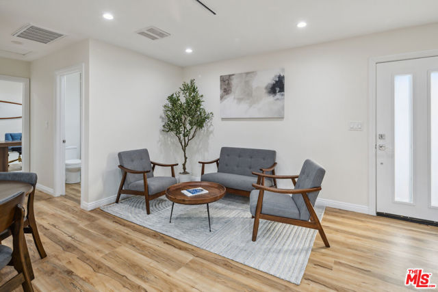3976 Mclaughlin Avenue, Los Angeles CA: https://media.crmls.org/mediaz/a0bf11f8-2caf-4663-8911-0773c949c4e2.jpg