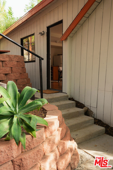 4559 E Rose Hill Drive, Los Angeles CA: https://media.crmls.org/mediaz/a0c055a9-14d2-4f7e-a08f-d4a9b507bd22.jpg