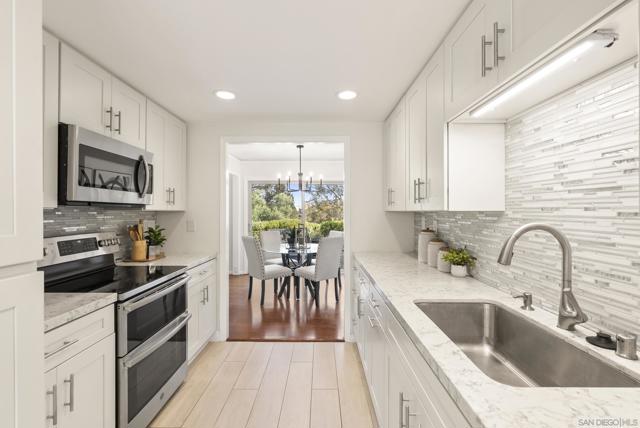 8871 Caminito Primavera, La Jolla CA: https://media.crmls.org/mediaz/a0c05844-4353-49b4-822e-0ba35d7588f4.jpg